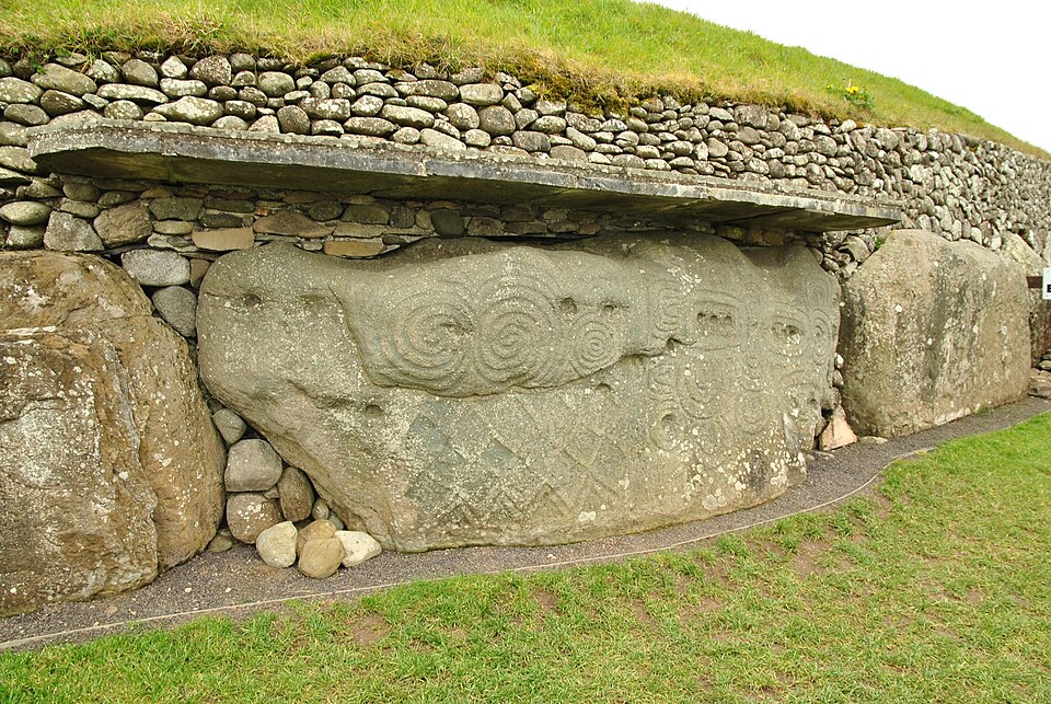 File:Newgrange Stone Age Passage Tomb - Boyne Valley, Ireland (6961303714).jpg